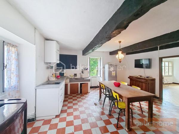 BSK immobilier Gers/ Gascogne vous présente en exclusivité 
Cette authentique maison en pierre, nichée dans un hameau paisible du Gers, est située sur la commune de la Sauvetat.
Ancienne ferme avec ses dépendances, parfaitement habitable, cette propriété avec un jardin de 1000 m² attenant, offre un potentiel de personnalisation pour une mise au goût du jour.

Caractéristiques de la maison :

Maison en pierre traditionnelle avec toiture entièrement refaite.
Vaste espace de vie de 55 m², idéal pour les familles.
3 chambres lumineuses avec fenêtres double vitrage neuves avec volets roulants électriques.
Chauffage économique et performant : poêle à pellets récent avec répartiteur de chaleur.
Raccordée au tout-à-l'égout.

Jardin de 800m² au Sud, piscinable, parfait pour profiter des beaux jours et 200 m² au Nord.
Dépendances de 135 m² sous la maison, offrant de multiples possibilités : garages, atelier, ou création d'un gîte pour location saisonnière.

Idéal pour les primo-accédants, les familles en quête de tranquillité ou pour un projet de résidence secondaire.
Située à seulement 10 km de Fleurance, cette maison bénéficie d'un emplacement idéal pour profiter du calme de la campagne tout en restant proche des commodités.
Le village, perché sur une colline, offre une vue imprenable sur la chaîne des Pyrénées et la ville historique de Lectoure.
Profitez des services de proximité : école primaire, bar-restaurant convivial et épicerie locale.
Accès facile : à seulement 1h de Toulouse et d'Agen (desservies par le TGV) puis avec les lignes de bus SNCF.
Un véritable coup de cœur vous attend ! Ne tardez pas à organiser une visite.