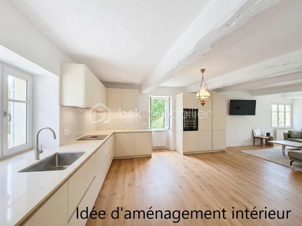 BSK immobilier Gers/ Gascogne vous présente en exclusivité 
Cette authentique maison en pierre, nichée dans un hameau paisible du Gers, est située sur la commune de la Sauvetat.
Ancienne ferme avec ses dépendances, parfaitement habitable, cette propriété avec un jardin de 1000 m² attenant, offre un potentiel de personnalisation pour une mise au goût du jour.

Caractéristiques de la maison :

Maison en pierre traditionnelle avec toiture entièrement refaite.
Vaste espace de vie de 55 m², idéal pour les familles.
3 chambres lumineuses avec fenêtres double vitrage neuves avec volets roulants électriques.
Chauffage économique et performant : poêle à pellets récent avec répartiteur de chaleur.
Raccordée au tout-à-l'égout.

Jardin de 800m² au Sud, piscinable, parfait pour profiter des beaux jours et 200 m² au Nord.
Dépendances de 135 m² sous la maison, offrant de multiples possibilités : garages, atelier, ou création d'un gîte pour location saisonnière.

Idéal pour les primo-accédants, les familles en quête de tranquillité ou pour un projet de résidence secondaire.
Située à seulement 10 km de Fleurance, cette maison bénéficie d'un emplacement idéal pour profiter du calme de la campagne tout en restant proche des commodités.
Le village, perché sur une colline, offre une vue imprenable sur la chaîne des Pyrénées et la ville historique de Lectoure.
Profitez des services de proximité : école primaire, bar-restaurant convivial et épicerie locale.
Accès facile : à seulement 1h de Toulouse et d'Agen (desservies par le TGV) puis avec les lignes de bus SNCF.
Un véritable coup de cœur vous attend ! Ne tardez pas à organiser une visite.