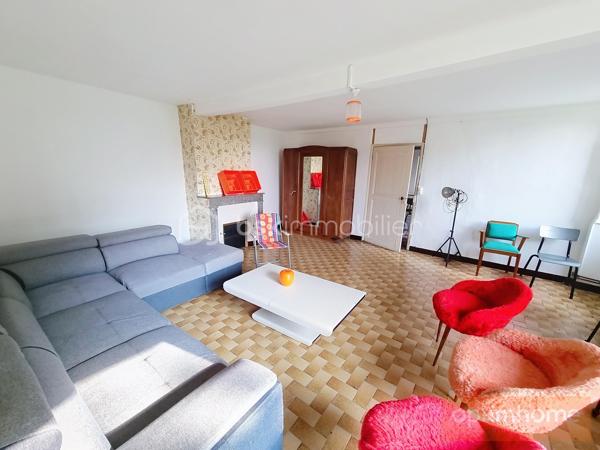 BSK immobilier Gers/ Gascogne vous présente en exclusivité 
Cette authentique maison en pierre, nichée dans un hameau paisible du Gers, est située sur la commune de la Sauvetat.
Ancienne ferme avec ses dépendances, parfaitement habitable, cette propriété avec un jardin de 1000 m² attenant, offre un potentiel de personnalisation pour une mise au goût du jour.

Caractéristiques de la maison :

Maison en pierre traditionnelle avec toiture entièrement refaite.
Vaste espace de vie de 55 m², idéal pour les familles.
3 chambres lumineuses avec fenêtres double vitrage neuves avec volets roulants électriques.
Chauffage économique et performant : poêle à pellets récent avec répartiteur de chaleur.
Raccordée au tout-à-l'égout.

Jardin de 800m² au Sud, piscinable, parfait pour profiter des beaux jours et 200 m² au Nord.
Dépendances de 135 m² sous la maison, offrant de multiples possibilités : garages, atelier, ou création d'un gîte pour location saisonnière.

Idéal pour les primo-accédants, les familles en quête de tranquillité ou pour un projet de résidence secondaire.
Située à seulement 10 km de Fleurance, cette maison bénéficie d'un emplacement idéal pour profiter du calme de la campagne tout en restant proche des commodités.
Le village, perché sur une colline, offre une vue imprenable sur la chaîne des Pyrénées et la ville historique de Lectoure.
Profitez des services de proximité : école primaire, bar-restaurant convivial et épicerie locale.
Accès facile : à seulement 1h de Toulouse et d'Agen (desservies par le TGV) puis avec les lignes de bus SNCF.
Un véritable coup de cœur vous attend ! Ne tardez pas à organiser une visite.