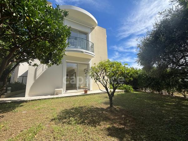 Maison d'architecte à vendre 6 pièces NICE (06),vue mer, 2 séjours, 2 salles à manger, 4 chambres, 4 salles de bain, garage 4 voitures, jardin