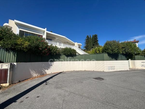 Maison d'architecte à vendre 6 pièces NICE (06),vue mer, 2 séjours, 2 salles à manger, 4 chambres, 4 salles de bain, garage 4 voitures, jardin