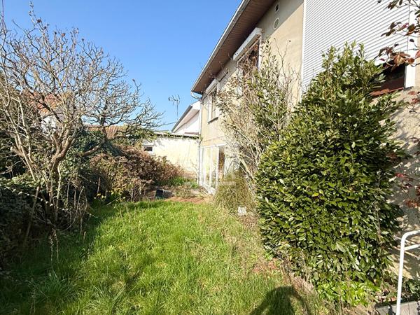 Centre-ville ? Maison avec jardin, véranda et 3 garages