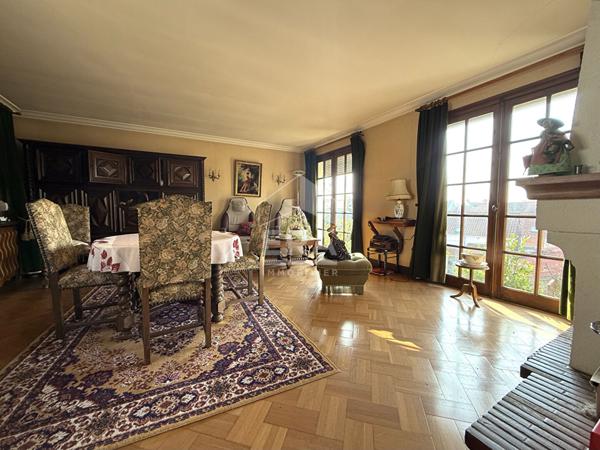 Centre-ville ? Maison avec jardin, véranda et 3 garages