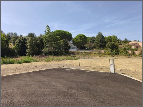 Terrain constructible et viabilisé.