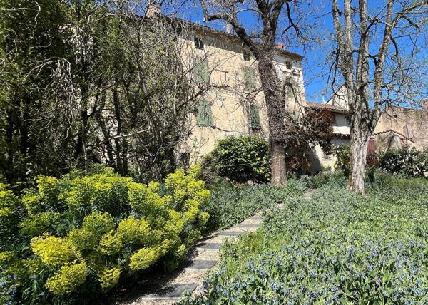 Maison
        
        - 200 m² 390 000 € *