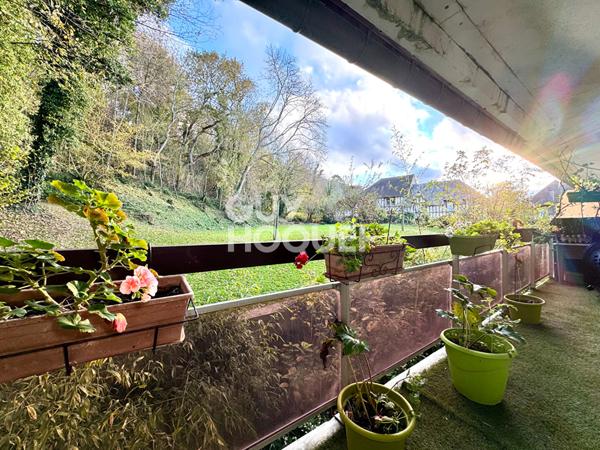 DEUX PIECES AVEC GRAND BALCON - PLACE DE STATIONNEMENT ET CAVE