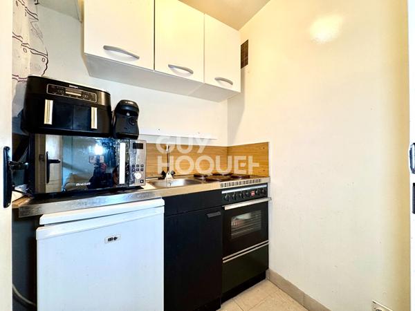 DEUX PIECES AVEC GRAND BALCON - PLACE DE STATIONNEMENT ET CAVE