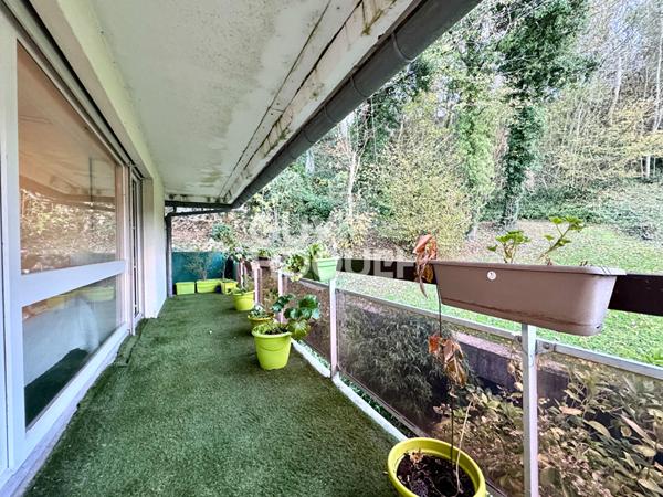 DEUX PIECES AVEC GRAND BALCON - PLACE DE STATIONNEMENT ET CAVE