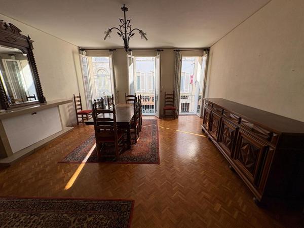 LA REOLE - IMMEUBLE MIXTE, COMMERCE AVEC LOGEMENT