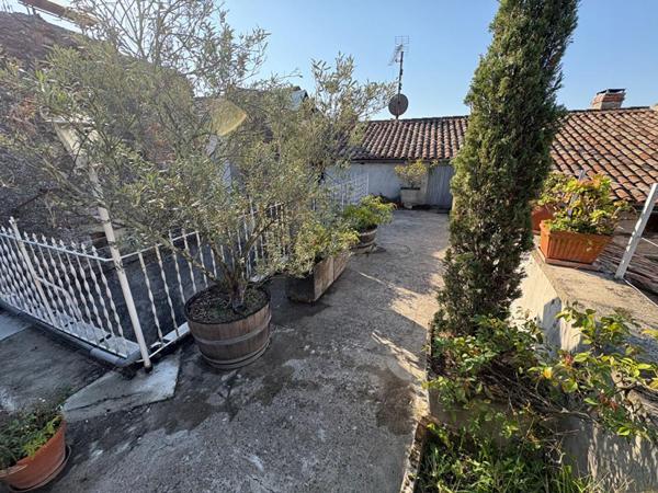 LA REOLE - IMMEUBLE MIXTE, COMMERCE AVEC LOGEMENT