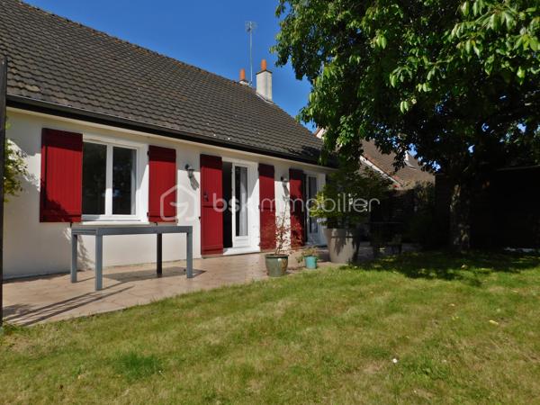SOUS OFFRE
Cette maison de 1983 (151 m² au sol), avec jardin clos sans vis‑à‑vis, réunit les critères essentiels recherchés aujourd’hui : un véritable espace de vie de plain‑pied, un confort moderne (climatisation réversible, double vitrage) et un potentiel d’évolution permettant à chacun — primo‑accédants, familles ou retraités — de s’y projeter facilement.

Située dans un quartier calme, la maison bénéficie d’un emplacement privilégié, à proximité de Belles Rives, du bourg, du canal et de toutes les commodités : crèche, écoles, commerces de proximité.

Dès l’entrée, l’organisation est fluide et fonctionnelle.

La cuisine aménagée et équipée, indépendante, profite d’un accès direct au garage, un vrai confort au quotidien.

Le salon‑séjour , ouvert sur la terrasse et le jardin d’environ 500 m², offre un cadre de vie agréable et sans vis‑à‑vis. La cheminée foyer ouvert et la climatisation réversible assurent un confort optimal en toute saison.

L’espace nuit du rez‑de‑chaussée comprend une chambre d’environ 10 m², une salle d’eau avec WC et un placard de rangement.

À l’étage, un palier avec rangements dessert deux chambres (environ 13 m² et 10 m²), dont l’une dispose d’un espace bureau de 6 m², idéal pour le télétravail. Une salle de bain avec WC complète ce niveau.

Prestations & confort
Climatisation réversible
Double vitrage
Cheminée foyer ouvert
Adoucisseur
Cabanon
Garage

Lignes TAO n°15 / Résa TAO

J'attends votre appel pour planifier une visite

Dans le cadre de votre projet d’acquisition et conformément à la loi ELAN, vous avez la possibilité de vous faire accompagner lors de la visite par un professionnel de la construction (architecte, expert en bâtiment, maître d’œuvre, artisan…). Cette démarche peut vous aider à obtenir un avis technique éclairé et à sécuriser votre projet. Merci de nous informer en amont si vous souhaitez être accompagné(e).
