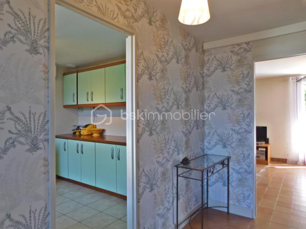 SOUS OFFRE
Cette maison de 1983 (151 m² au sol), avec jardin clos sans vis‑à‑vis, réunit les critères essentiels recherchés aujourd’hui : un véritable espace de vie de plain‑pied, un confort moderne (climatisation réversible, double vitrage) et un potentiel d’évolution permettant à chacun — primo‑accédants, familles ou retraités — de s’y projeter facilement.

Située dans un quartier calme, la maison bénéficie d’un emplacement privilégié, à proximité de Belles Rives, du bourg, du canal et de toutes les commodités : crèche, écoles, commerces de proximité.

Dès l’entrée, l’organisation est fluide et fonctionnelle.

La cuisine aménagée et équipée, indépendante, profite d’un accès direct au garage, un vrai confort au quotidien.

Le salon‑séjour , ouvert sur la terrasse et le jardin d’environ 500 m², offre un cadre de vie agréable et sans vis‑à‑vis. La cheminée foyer ouvert et la climatisation réversible assurent un confort optimal en toute saison.

L’espace nuit du rez‑de‑chaussée comprend une chambre d’environ 10 m², une salle d’eau avec WC et un placard de rangement.

À l’étage, un palier avec rangements dessert deux chambres (environ 13 m² et 10 m²), dont l’une dispose d’un espace bureau de 6 m², idéal pour le télétravail. Une salle de bain avec WC complète ce niveau.

Prestations & confort
Climatisation réversible
Double vitrage
Cheminée foyer ouvert
Adoucisseur
Cabanon
Garage

Lignes TAO n°15 / Résa TAO

J'attends votre appel pour planifier une visite

Dans le cadre de votre projet d’acquisition et conformément à la loi ELAN, vous avez la possibilité de vous faire accompagner lors de la visite par un professionnel de la construction (architecte, expert en bâtiment, maître d’œuvre, artisan…). Cette démarche peut vous aider à obtenir un avis technique éclairé et à sécuriser votre projet. Merci de nous informer en amont si vous souhaitez être accompagné(e).