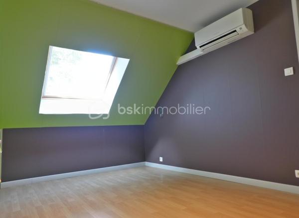 SOUS OFFRE
Cette maison de 1983 (151 m² au sol), avec jardin clos sans vis‑à‑vis, réunit les critères essentiels recherchés aujourd’hui : un véritable espace de vie de plain‑pied, un confort moderne (climatisation réversible, double vitrage) et un potentiel d’évolution permettant à chacun — primo‑accédants, familles ou retraités — de s’y projeter facilement.

Située dans un quartier calme, la maison bénéficie d’un emplacement privilégié, à proximité de Belles Rives, du bourg, du canal et de toutes les commodités : crèche, écoles, commerces de proximité.

Dès l’entrée, l’organisation est fluide et fonctionnelle.

La cuisine aménagée et équipée, indépendante, profite d’un accès direct au garage, un vrai confort au quotidien.

Le salon‑séjour , ouvert sur la terrasse et le jardin d’environ 500 m², offre un cadre de vie agréable et sans vis‑à‑vis. La cheminée foyer ouvert et la climatisation réversible assurent un confort optimal en toute saison.

L’espace nuit du rez‑de‑chaussée comprend une chambre d’environ 10 m², une salle d’eau avec WC et un placard de rangement.

À l’étage, un palier avec rangements dessert deux chambres (environ 13 m² et 10 m²), dont l’une dispose d’un espace bureau de 6 m², idéal pour le télétravail. Une salle de bain avec WC complète ce niveau.

Prestations & confort
Climatisation réversible
Double vitrage
Cheminée foyer ouvert
Adoucisseur
Cabanon
Garage

Lignes TAO n°15 / Résa TAO

J'attends votre appel pour planifier une visite

Dans le cadre de votre projet d’acquisition et conformément à la loi ELAN, vous avez la possibilité de vous faire accompagner lors de la visite par un professionnel de la construction (architecte, expert en bâtiment, maître d’œuvre, artisan…). Cette démarche peut vous aider à obtenir un avis technique éclairé et à sécuriser votre projet. Merci de nous informer en amont si vous souhaitez être accompagné(e).