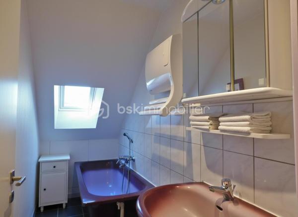 SOUS OFFRE
Cette maison de 1983 (151 m² au sol), avec jardin clos sans vis‑à‑vis, réunit les critères essentiels recherchés aujourd’hui : un véritable espace de vie de plain‑pied, un confort moderne (climatisation réversible, double vitrage) et un potentiel d’évolution permettant à chacun — primo‑accédants, familles ou retraités — de s’y projeter facilement.

Située dans un quartier calme, la maison bénéficie d’un emplacement privilégié, à proximité de Belles Rives, du bourg, du canal et de toutes les commodités : crèche, écoles, commerces de proximité.

Dès l’entrée, l’organisation est fluide et fonctionnelle.

La cuisine aménagée et équipée, indépendante, profite d’un accès direct au garage, un vrai confort au quotidien.

Le salon‑séjour , ouvert sur la terrasse et le jardin d’environ 500 m², offre un cadre de vie agréable et sans vis‑à‑vis. La cheminée foyer ouvert et la climatisation réversible assurent un confort optimal en toute saison.

L’espace nuit du rez‑de‑chaussée comprend une chambre d’environ 10 m², une salle d’eau avec WC et un placard de rangement.

À l’étage, un palier avec rangements dessert deux chambres (environ 13 m² et 10 m²), dont l’une dispose d’un espace bureau de 6 m², idéal pour le télétravail. Une salle de bain avec WC complète ce niveau.

Prestations & confort
Climatisation réversible
Double vitrage
Cheminée foyer ouvert
Adoucisseur
Cabanon
Garage

Lignes TAO n°15 / Résa TAO

J'attends votre appel pour planifier une visite

Dans le cadre de votre projet d’acquisition et conformément à la loi ELAN, vous avez la possibilité de vous faire accompagner lors de la visite par un professionnel de la construction (architecte, expert en bâtiment, maître d’œuvre, artisan…). Cette démarche peut vous aider à obtenir un avis technique éclairé et à sécuriser votre projet. Merci de nous informer en amont si vous souhaitez être accompagné(e).