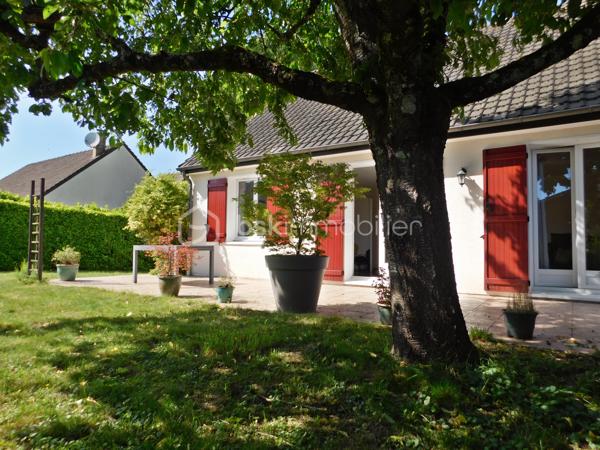 SOUS OFFRE
Cette maison de 1983 (151 m² au sol), avec jardin clos sans vis‑à‑vis, réunit les critères essentiels recherchés aujourd’hui : un véritable espace de vie de plain‑pied, un confort moderne (climatisation réversible, double vitrage) et un potentiel d’évolution permettant à chacun — primo‑accédants, familles ou retraités — de s’y projeter facilement.

Située dans un quartier calme, la maison bénéficie d’un emplacement privilégié, à proximité de Belles Rives, du bourg, du canal et de toutes les commodités : crèche, écoles, commerces de proximité.

Dès l’entrée, l’organisation est fluide et fonctionnelle.

La cuisine aménagée et équipée, indépendante, profite d’un accès direct au garage, un vrai confort au quotidien.

Le salon‑séjour , ouvert sur la terrasse et le jardin d’environ 500 m², offre un cadre de vie agréable et sans vis‑à‑vis. La cheminée foyer ouvert et la climatisation réversible assurent un confort optimal en toute saison.

L’espace nuit du rez‑de‑chaussée comprend une chambre d’environ 10 m², une salle d’eau avec WC et un placard de rangement.

À l’étage, un palier avec rangements dessert deux chambres (environ 13 m² et 10 m²), dont l’une dispose d’un espace bureau de 6 m², idéal pour le télétravail. Une salle de bain avec WC complète ce niveau.

Prestations & confort
Climatisation réversible
Double vitrage
Cheminée foyer ouvert
Adoucisseur
Cabanon
Garage

Lignes TAO n°15 / Résa TAO

J'attends votre appel pour planifier une visite

Dans le cadre de votre projet d’acquisition et conformément à la loi ELAN, vous avez la possibilité de vous faire accompagner lors de la visite par un professionnel de la construction (architecte, expert en bâtiment, maître d’œuvre, artisan…). Cette démarche peut vous aider à obtenir un avis technique éclairé et à sécuriser votre projet. Merci de nous informer en amont si vous souhaitez être accompagné(e).