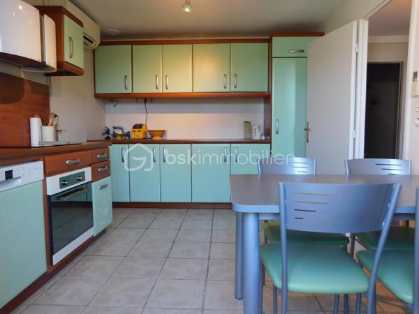 SOUS OFFRE
Cette maison de 1983 (151 m² au sol), avec jardin clos sans vis‑à‑vis, réunit les critères essentiels recherchés aujourd’hui : un véritable espace de vie de plain‑pied, un confort moderne (climatisation réversible, double vitrage) et un potentiel d’évolution permettant à chacun — primo‑accédants, familles ou retraités — de s’y projeter facilement.

Située dans un quartier calme, la maison bénéficie d’un emplacement privilégié, à proximité de Belles Rives, du bourg, du canal et de toutes les commodités : crèche, écoles, commerces de proximité.

Dès l’entrée, l’organisation est fluide et fonctionnelle.

La cuisine aménagée et équipée, indépendante, profite d’un accès direct au garage, un vrai confort au quotidien.

Le salon‑séjour , ouvert sur la terrasse et le jardin d’environ 500 m², offre un cadre de vie agréable et sans vis‑à‑vis. La cheminée foyer ouvert et la climatisation réversible assurent un confort optimal en toute saison.

L’espace nuit du rez‑de‑chaussée comprend une chambre d’environ 10 m², une salle d’eau avec WC et un placard de rangement.

À l’étage, un palier avec rangements dessert deux chambres (environ 13 m² et 10 m²), dont l’une dispose d’un espace bureau de 6 m², idéal pour le télétravail. Une salle de bain avec WC complète ce niveau.

Prestations & confort
Climatisation réversible
Double vitrage
Cheminée foyer ouvert
Adoucisseur
Cabanon
Garage

Lignes TAO n°15 / Résa TAO

J'attends votre appel pour planifier une visite

Dans le cadre de votre projet d’acquisition et conformément à la loi ELAN, vous avez la possibilité de vous faire accompagner lors de la visite par un professionnel de la construction (architecte, expert en bâtiment, maître d’œuvre, artisan…). Cette démarche peut vous aider à obtenir un avis technique éclairé et à sécuriser votre projet. Merci de nous informer en amont si vous souhaitez être accompagné(e).