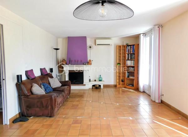 SOUS OFFRE
Cette maison de 1983 (151 m² au sol), avec jardin clos sans vis‑à‑vis, réunit les critères essentiels recherchés aujourd’hui : un véritable espace de vie de plain‑pied, un confort moderne (climatisation réversible, double vitrage) et un potentiel d’évolution permettant à chacun — primo‑accédants, familles ou retraités — de s’y projeter facilement.

Située dans un quartier calme, la maison bénéficie d’un emplacement privilégié, à proximité de Belles Rives, du bourg, du canal et de toutes les commodités : crèche, écoles, commerces de proximité.

Dès l’entrée, l’organisation est fluide et fonctionnelle.

La cuisine aménagée et équipée, indépendante, profite d’un accès direct au garage, un vrai confort au quotidien.

Le salon‑séjour , ouvert sur la terrasse et le jardin d’environ 500 m², offre un cadre de vie agréable et sans vis‑à‑vis. La cheminée foyer ouvert et la climatisation réversible assurent un confort optimal en toute saison.

L’espace nuit du rez‑de‑chaussée comprend une chambre d’environ 10 m², une salle d’eau avec WC et un placard de rangement.

À l’étage, un palier avec rangements dessert deux chambres (environ 13 m² et 10 m²), dont l’une dispose d’un espace bureau de 6 m², idéal pour le télétravail. Une salle de bain avec WC complète ce niveau.

Prestations & confort
Climatisation réversible
Double vitrage
Cheminée foyer ouvert
Adoucisseur
Cabanon
Garage

Lignes TAO n°15 / Résa TAO

J'attends votre appel pour planifier une visite

Dans le cadre de votre projet d’acquisition et conformément à la loi ELAN, vous avez la possibilité de vous faire accompagner lors de la visite par un professionnel de la construction (architecte, expert en bâtiment, maître d’œuvre, artisan…). Cette démarche peut vous aider à obtenir un avis technique éclairé et à sécuriser votre projet. Merci de nous informer en amont si vous souhaitez être accompagné(e).