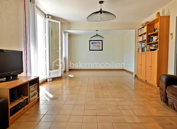 SOUS OFFRE
Cette maison de 1983 (151 m² au sol), avec jardin clos sans vis‑à‑vis, réunit les critères essentiels recherchés aujourd’hui : un véritable espace de vie de plain‑pied, un confort moderne (climatisation réversible, double vitrage) et un potentiel d’évolution permettant à chacun — primo‑accédants, familles ou retraités — de s’y projeter facilement.

Située dans un quartier calme, la maison bénéficie d’un emplacement privilégié, à proximité de Belles Rives, du bourg, du canal et de toutes les commodités : crèche, écoles, commerces de proximité.

Dès l’entrée, l’organisation est fluide et fonctionnelle.

La cuisine aménagée et équipée, indépendante, profite d’un accès direct au garage, un vrai confort au quotidien.

Le salon‑séjour , ouvert sur la terrasse et le jardin d’environ 500 m², offre un cadre de vie agréable et sans vis‑à‑vis. La cheminée foyer ouvert et la climatisation réversible assurent un confort optimal en toute saison.

L’espace nuit du rez‑de‑chaussée comprend une chambre d’environ 10 m², une salle d’eau avec WC et un placard de rangement.

À l’étage, un palier avec rangements dessert deux chambres (environ 13 m² et 10 m²), dont l’une dispose d’un espace bureau de 6 m², idéal pour le télétravail. Une salle de bain avec WC complète ce niveau.

Prestations & confort
Climatisation réversible
Double vitrage
Cheminée foyer ouvert
Adoucisseur
Cabanon
Garage

Lignes TAO n°15 / Résa TAO

J'attends votre appel pour planifier une visite

Dans le cadre de votre projet d’acquisition et conformément à la loi ELAN, vous avez la possibilité de vous faire accompagner lors de la visite par un professionnel de la construction (architecte, expert en bâtiment, maître d’œuvre, artisan…). Cette démarche peut vous aider à obtenir un avis technique éclairé et à sécuriser votre projet. Merci de nous informer en amont si vous souhaitez être accompagné(e).
