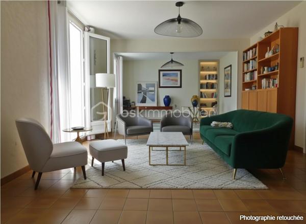 SOUS OFFRE
Cette maison de 1983 (151 m² au sol), avec jardin clos sans vis‑à‑vis, réunit les critères essentiels recherchés aujourd’hui : un véritable espace de vie de plain‑pied, un confort moderne (climatisation réversible, double vitrage) et un potentiel d’évolution permettant à chacun — primo‑accédants, familles ou retraités — de s’y projeter facilement.

Située dans un quartier calme, la maison bénéficie d’un emplacement privilégié, à proximité de Belles Rives, du bourg, du canal et de toutes les commodités : crèche, écoles, commerces de proximité.

Dès l’entrée, l’organisation est fluide et fonctionnelle.

La cuisine aménagée et équipée, indépendante, profite d’un accès direct au garage, un vrai confort au quotidien.

Le salon‑séjour , ouvert sur la terrasse et le jardin d’environ 500 m², offre un cadre de vie agréable et sans vis‑à‑vis. La cheminée foyer ouvert et la climatisation réversible assurent un confort optimal en toute saison.

L’espace nuit du rez‑de‑chaussée comprend une chambre d’environ 10 m², une salle d’eau avec WC et un placard de rangement.

À l’étage, un palier avec rangements dessert deux chambres (environ 13 m² et 10 m²), dont l’une dispose d’un espace bureau de 6 m², idéal pour le télétravail. Une salle de bain avec WC complète ce niveau.

Prestations & confort
Climatisation réversible
Double vitrage
Cheminée foyer ouvert
Adoucisseur
Cabanon
Garage

Lignes TAO n°15 / Résa TAO

J'attends votre appel pour planifier une visite

Dans le cadre de votre projet d’acquisition et conformément à la loi ELAN, vous avez la possibilité de vous faire accompagner lors de la visite par un professionnel de la construction (architecte, expert en bâtiment, maître d’œuvre, artisan…). Cette démarche peut vous aider à obtenir un avis technique éclairé et à sécuriser votre projet. Merci de nous informer en amont si vous souhaitez être accompagné(e).