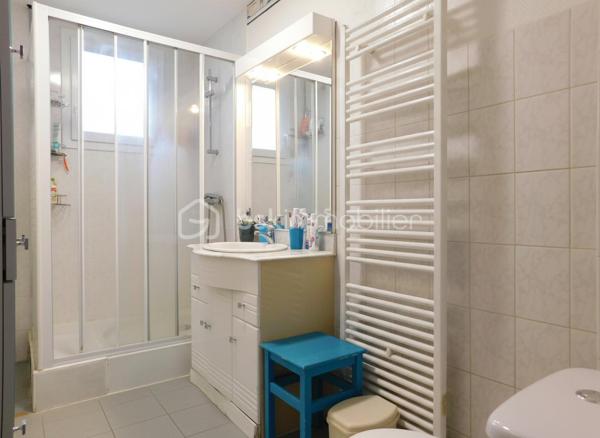 SOUS OFFRE
Cette maison de 1983 (151 m² au sol), avec jardin clos sans vis‑à‑vis, réunit les critères essentiels recherchés aujourd’hui : un véritable espace de vie de plain‑pied, un confort moderne (climatisation réversible, double vitrage) et un potentiel d’évolution permettant à chacun — primo‑accédants, familles ou retraités — de s’y projeter facilement.

Située dans un quartier calme, la maison bénéficie d’un emplacement privilégié, à proximité de Belles Rives, du bourg, du canal et de toutes les commodités : crèche, écoles, commerces de proximité.

Dès l’entrée, l’organisation est fluide et fonctionnelle.

La cuisine aménagée et équipée, indépendante, profite d’un accès direct au garage, un vrai confort au quotidien.

Le salon‑séjour , ouvert sur la terrasse et le jardin d’environ 500 m², offre un cadre de vie agréable et sans vis‑à‑vis. La cheminée foyer ouvert et la climatisation réversible assurent un confort optimal en toute saison.

L’espace nuit du rez‑de‑chaussée comprend une chambre d’environ 10 m², une salle d’eau avec WC et un placard de rangement.

À l’étage, un palier avec rangements dessert deux chambres (environ 13 m² et 10 m²), dont l’une dispose d’un espace bureau de 6 m², idéal pour le télétravail. Une salle de bain avec WC complète ce niveau.

Prestations & confort
Climatisation réversible
Double vitrage
Cheminée foyer ouvert
Adoucisseur
Cabanon
Garage

Lignes TAO n°15 / Résa TAO

J'attends votre appel pour planifier une visite

Dans le cadre de votre projet d’acquisition et conformément à la loi ELAN, vous avez la possibilité de vous faire accompagner lors de la visite par un professionnel de la construction (architecte, expert en bâtiment, maître d’œuvre, artisan…). Cette démarche peut vous aider à obtenir un avis technique éclairé et à sécuriser votre projet. Merci de nous informer en amont si vous souhaitez être accompagné(e).