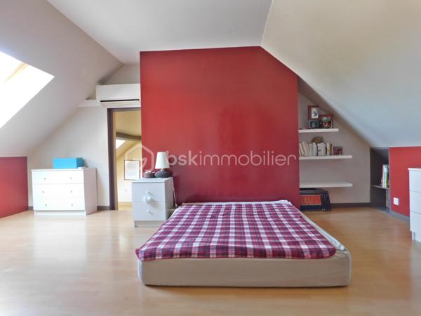 SOUS OFFRE
Cette maison de 1983 (151 m² au sol), avec jardin clos sans vis‑à‑vis, réunit les critères essentiels recherchés aujourd’hui : un véritable espace de vie de plain‑pied, un confort moderne (climatisation réversible, double vitrage) et un potentiel d’évolution permettant à chacun — primo‑accédants, familles ou retraités — de s’y projeter facilement.

Située dans un quartier calme, la maison bénéficie d’un emplacement privilégié, à proximité de Belles Rives, du bourg, du canal et de toutes les commodités : crèche, écoles, commerces de proximité.

Dès l’entrée, l’organisation est fluide et fonctionnelle.

La cuisine aménagée et équipée, indépendante, profite d’un accès direct au garage, un vrai confort au quotidien.

Le salon‑séjour , ouvert sur la terrasse et le jardin d’environ 500 m², offre un cadre de vie agréable et sans vis‑à‑vis. La cheminée foyer ouvert et la climatisation réversible assurent un confort optimal en toute saison.

L’espace nuit du rez‑de‑chaussée comprend une chambre d’environ 10 m², une salle d’eau avec WC et un placard de rangement.

À l’étage, un palier avec rangements dessert deux chambres (environ 13 m² et 10 m²), dont l’une dispose d’un espace bureau de 6 m², idéal pour le télétravail. Une salle de bain avec WC complète ce niveau.

Prestations & confort
Climatisation réversible
Double vitrage
Cheminée foyer ouvert
Adoucisseur
Cabanon
Garage

Lignes TAO n°15 / Résa TAO

J'attends votre appel pour planifier une visite

Dans le cadre de votre projet d’acquisition et conformément à la loi ELAN, vous avez la possibilité de vous faire accompagner lors de la visite par un professionnel de la construction (architecte, expert en bâtiment, maître d’œuvre, artisan…). Cette démarche peut vous aider à obtenir un avis technique éclairé et à sécuriser votre projet. Merci de nous informer en amont si vous souhaitez être accompagné(e).