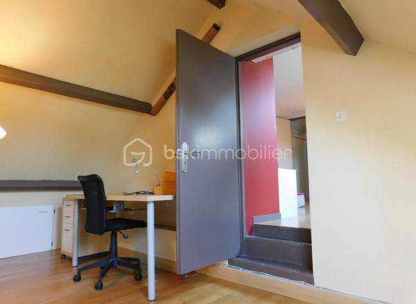 SOUS OFFRE
Cette maison de 1983 (151 m² au sol), avec jardin clos sans vis‑à‑vis, réunit les critères essentiels recherchés aujourd’hui : un véritable espace de vie de plain‑pied, un confort moderne (climatisation réversible, double vitrage) et un potentiel d’évolution permettant à chacun — primo‑accédants, familles ou retraités — de s’y projeter facilement.

Située dans un quartier calme, la maison bénéficie d’un emplacement privilégié, à proximité de Belles Rives, du bourg, du canal et de toutes les commodités : crèche, écoles, commerces de proximité.

Dès l’entrée, l’organisation est fluide et fonctionnelle.

La cuisine aménagée et équipée, indépendante, profite d’un accès direct au garage, un vrai confort au quotidien.

Le salon‑séjour , ouvert sur la terrasse et le jardin d’environ 500 m², offre un cadre de vie agréable et sans vis‑à‑vis. La cheminée foyer ouvert et la climatisation réversible assurent un confort optimal en toute saison.

L’espace nuit du rez‑de‑chaussée comprend une chambre d’environ 10 m², une salle d’eau avec WC et un placard de rangement.

À l’étage, un palier avec rangements dessert deux chambres (environ 13 m² et 10 m²), dont l’une dispose d’un espace bureau de 6 m², idéal pour le télétravail. Une salle de bain avec WC complète ce niveau.

Prestations & confort
Climatisation réversible
Double vitrage
Cheminée foyer ouvert
Adoucisseur
Cabanon
Garage

Lignes TAO n°15 / Résa TAO

J'attends votre appel pour planifier une visite

Dans le cadre de votre projet d’acquisition et conformément à la loi ELAN, vous avez la possibilité de vous faire accompagner lors de la visite par un professionnel de la construction (architecte, expert en bâtiment, maître d’œuvre, artisan…). Cette démarche peut vous aider à obtenir un avis technique éclairé et à sécuriser votre projet. Merci de nous informer en amont si vous souhaitez être accompagné(e).