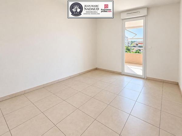 Saint-Raphaël-Vieux Port -T4, 91m2 - grande terrasse - climatisation- 2 grands garages avec espaces de stockage