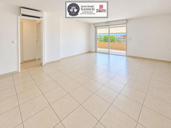 Saint-Raphaël-Vieux Port -T4, 91m2 - grande terrasse - climatisation- 2 grands garages avec espaces de stockage