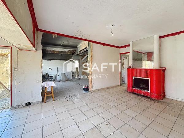 Maison de ville avec extérieur et garages à renover