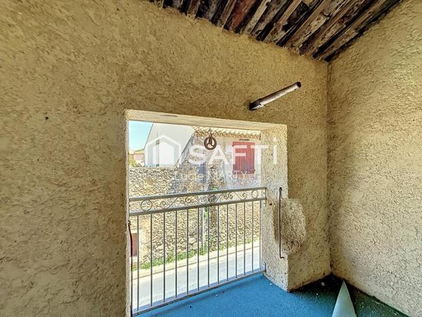 Maison de ville avec extérieur et garages à renover
