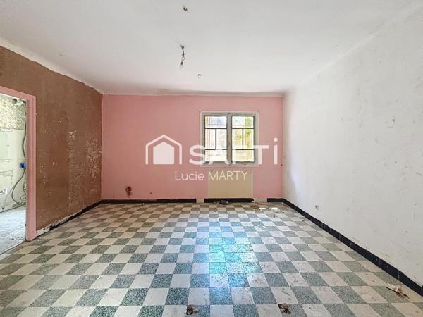 Maison de ville avec extérieur et garages à renover
