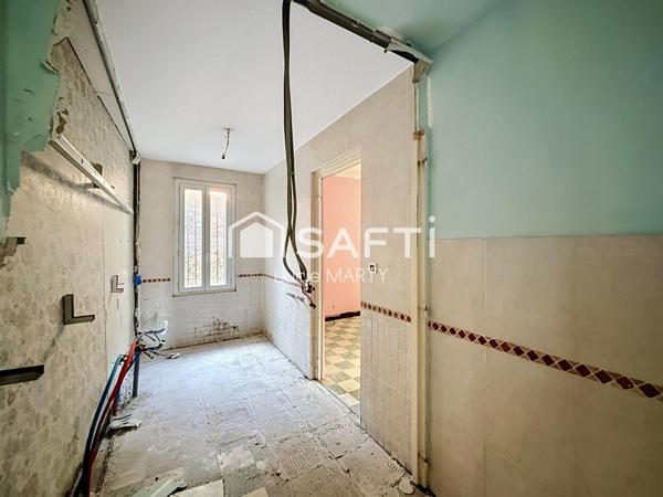 Maison de ville avec extérieur et garages à renover