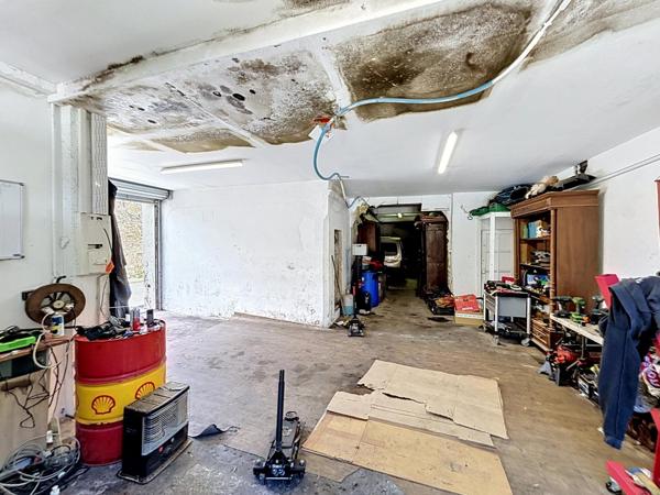 Maison de ville avec extérieur et garages à renover