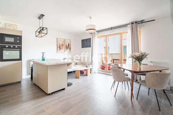 Appartement
         4 pièces
        - 77 m² 270 000 € *