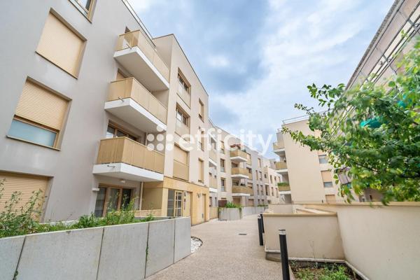 Appartement
         4 pièces
        - 77 m² 270 000 € *