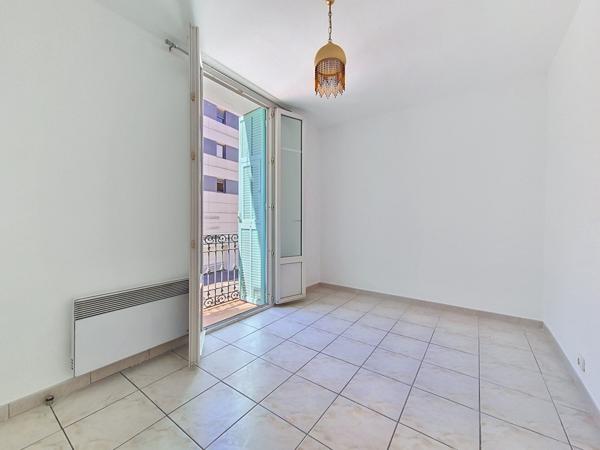Appartement
         2 pièces
        - 33 m² Exclusivité 159 000 € *