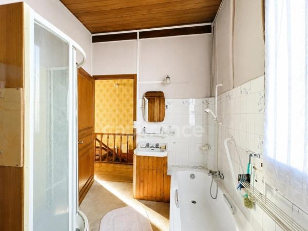 Maison de caractère de 157 m² avec dépendances et terrain constructible - Chevanceaux (17)
