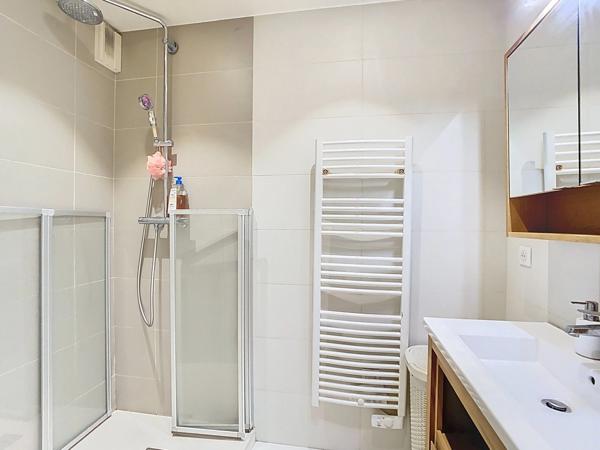 6ème et dernier étage - Appartement T5 + 2 terrasses de 18 m² chacune + 1 cave + 2 parkings boxés côte à côte