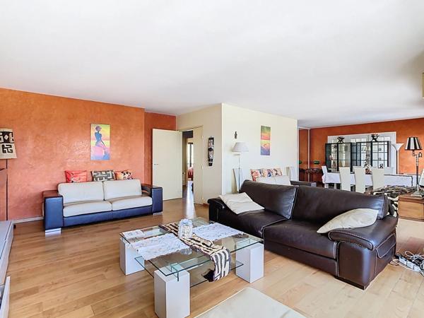 6ème et dernier étage - Appartement T5 + 2 terrasses de 18 m² chacune + 1 cave + 2 parkings boxés côte à côte