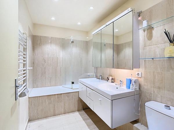 6ème et dernier étage - Appartement T5 + 2 terrasses de 18 m² chacune + 1 cave + 2 parkings boxés côte à côte