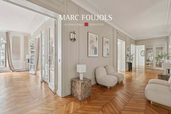 Paris 7 Bourdonnais / Champ de Mars : appartement rénové de 306 m² au 3ème étage avec vue Tour Eiffel