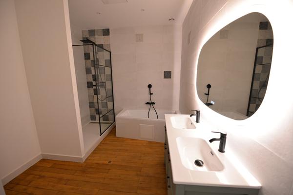 49000 ANGERS APPARTEMENT DE CARACTERE - 2CH - GRANDE PIECE DE VIE - PARKING
