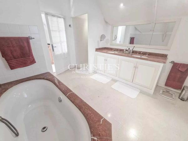 Périgourdine Maison de campagne située dans un domaine de golf prestigieux, avec piscine et jardin paysager