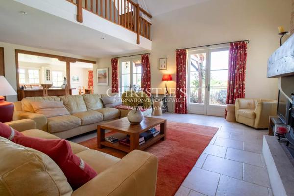 Périgourdine Maison de campagne située dans un domaine de golf prestigieux, avec piscine et jardin paysager