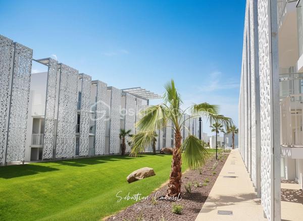 Un bail déjà renouvelé pour 9 ans, un loyer revalorisé de 10 % dès 2027, et un rendement qui passe mécaniquement au-dessus de 6 %. Ce n'est pas une perspective. C'est déjà signé.

Ce studio cabine avec chambre fermée indépendante se trouve au 1er étage du bâtiment A, résidence de tourisme 4 étoiles Odalys Nakâra, 162 route de Rochelongue à Agde. Vous entrez par un coin cabine, puis le séjour avec kitchenette s'ouvre sur un espace de vie compact et bien pensé. La chambre est fermée, indépendante, un vrai atout sur cette résidence où la plupart des lots comparables sont des studios ouverts. Salle de bains avec WC, balcon de 2,20 m², une place de parking privative complètent le lot.

Le bien est loué à Odalys dans le cadre d'un bail commercial. Vous n'avez rien à gérer, ni locataire, ni réservation, ni saisonnalité. Gestion, entretien, mise en location, tout est pris en charge par l'exploitant. Vous percevez un loyer trimestriel, occupation ou non, que vous démarriez aujourd'hui en LMNP ou que vous investissiez déjà en résidence de services.

Important, ce bien est réservé à l'investissement locatif. Le bail commercial en cours ne prévoit aucune occupation propriétaire. Il ne s'adresse donc pas à un acquéreur cherchant une résidence secondaire, mais à un investisseur qui recherche un revenu contractuel sans gestion quotidienne.

Un bail déjà renouvelé, pas une simple perspective :

La plupart des lots actuellement en vente sur la résidence affichent un renouvellement de bail encore en attente de signature. Celui-ci est déjà acté, tout est écrit, rien n'est laissé au hasard.

• Bail ferme reconduit pour 9 ans, à compter du 1er janvier 2027
• Loyer annuel revalorisé de 10 % par rapport à la valeur pratiquée fin 2026
• Indexation annuelle sur l'ILC, plafonnée à 1,5 % par an, contre une révision triennale auparavant
• Rénovation de la résidence financée très majoritairement par Odalys, 101 000 € HT sur les parties communes
• Contribution aux travaux de rénovation des parties privatives à la charge de l'acquéreur, déjà connue et plafonnée : 5 559,60 € TTC, payable en 2 fois, octobre 2027 et février 2028, sans mauvaise surprise possible

Ce que vous achetez, en chiffres :

• Surface : 29,30 m² loi Carrez
• Loyer annuel actuel (2026) : 5 184 € HT
• Loyer annuel à compter du 1er janvier 2027 : environ 5 703 € HT
• Charges de copropriété appelées : environ 1 856 €/an, dont environ 338 €/an non récupérables
• Taxe foncière 2025 : 693 €
• Rendement brut actuel : 6,03 %
• Rendement brut à compter de 2027 : 6,63 %
• DPE classe D, 217 kWh/m²/an

Pour quel investisseur ?

Que vous posiez votre premier investissement locatif ou que vous gériez déjà un portefeuille LMNP, la question reste toujours la même : combien vous rapporte le bien, et avec quelle visibilité. Ici, la réponse est écrite noir sur blanc dans un avenant déjà signé, pas dans une projection commerciale. Le montant des travaux à venir est connu, plafonné, et daté. Vous savez exactement ce que vous achetez, du premier euro de loyer au dernier centime de charge.

Localisation :

La résidence Nakâra se situe secteur Rochelongue, à 5 minutes à pied de la plage, au Cap d'Agde, commune d'Agde (34300), Hérault. Piscine extérieure, espace fitness, sauna, hammam, aire de jeux. Résidence notée 8,5/10 sur Booking, dont 9,2 pour l'emplacement. Des travaux de rénovation ont déjà été réalisés en 2023.

Informations techniques et réglementaires :

Copropriété gérée par syndic, charges et répartition détaillées dans le dossier. Bail commercial Odalys en cours avec avenant de renouvellement signé. Dossier complet disponible sur demande : bail, avenant, charges, diagnostics, règlement de copropriété, projection LMNP.

Prix : 86 000 € FAI, honoraires à la charge du vendeur.
DPE D (217 kWh/m²/an) / GES B (7 CO₂/m²/an)) , Montant estimé des dépenses annuelles d'énergie : entre 590€ et 850€.

Vous disposerez de l'ensemble des informations du dossier après un premier échange téléphonique.