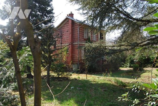 BEAU POTENTIEL DE RÉNOVATION - Maison avec jardin de 1000 m2 arboré à Vaucresson