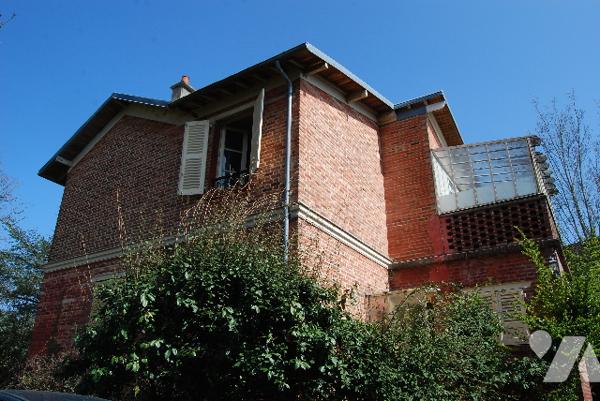 BEAU POTENTIEL DE RÉNOVATION - Maison avec jardin de 1000 m2 arboré à Vaucresson
