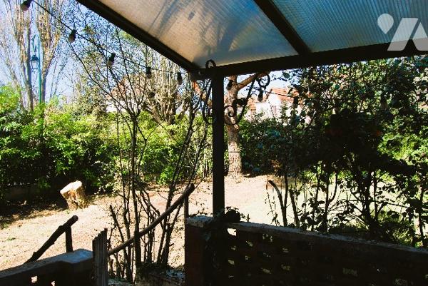 BEAU POTENTIEL DE RÉNOVATION - Maison avec jardin de 1000 m2 arboré à Vaucresson