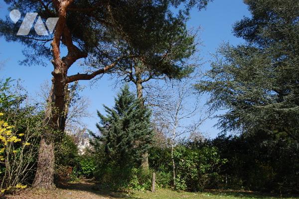 BEAU POTENTIEL DE RÉNOVATION - Maison avec jardin de 1000 m2 arboré à Vaucresson