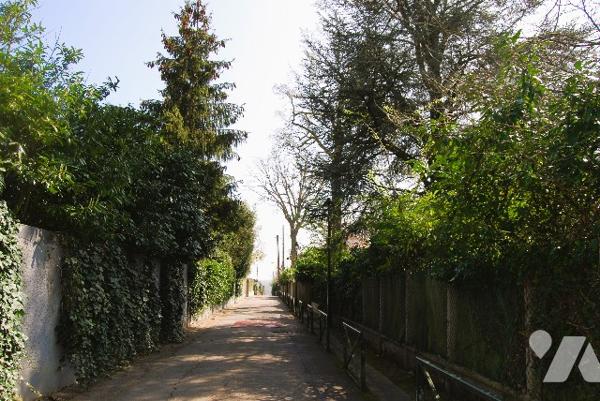 BEAU POTENTIEL DE RÉNOVATION - Maison avec jardin de 1000 m2 arboré à Vaucresson